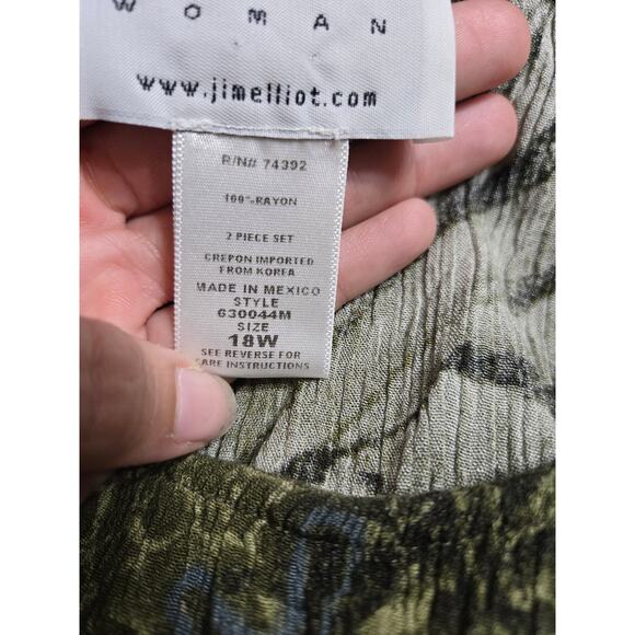 Appropriate behavior 18w (what's on tag) runs small women's green and blue dress - Picture 6 of 9